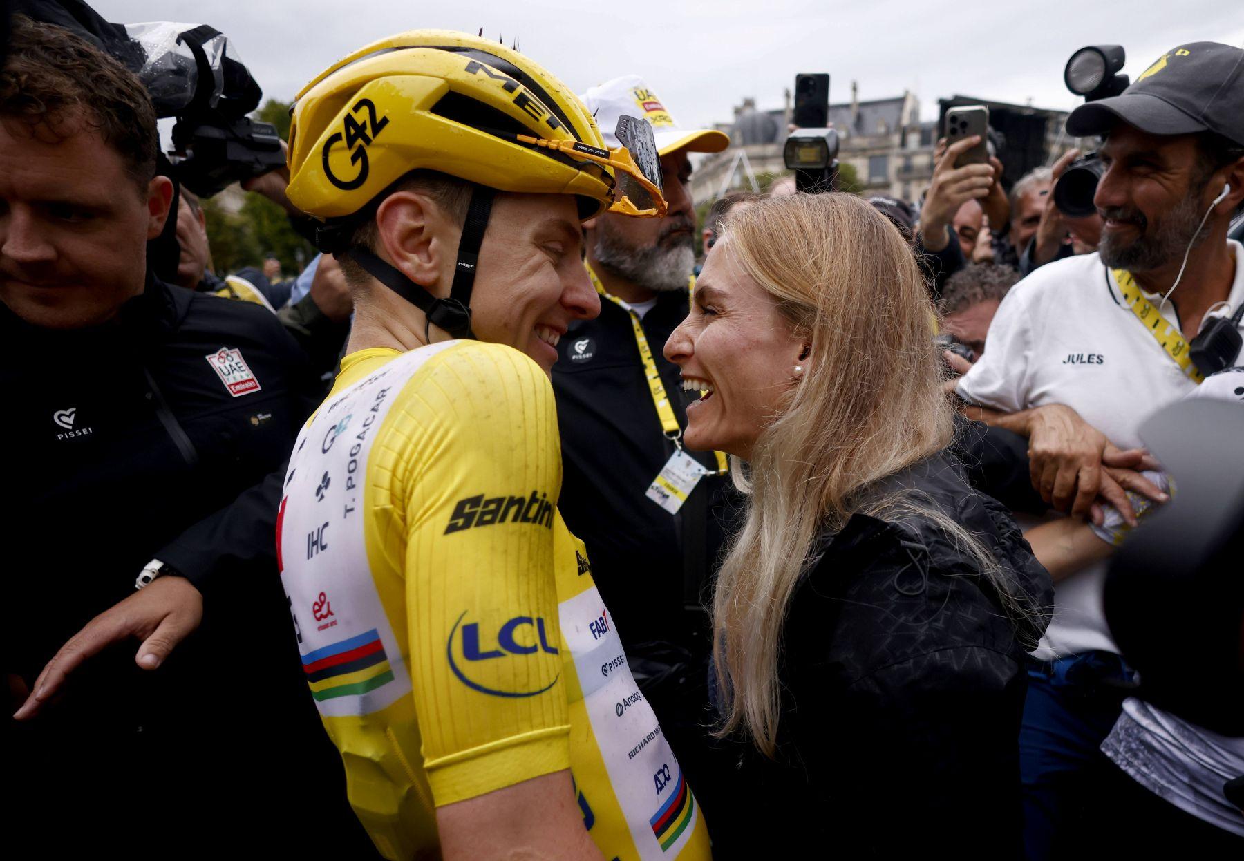 Na zdjęciu słoweński kolarz Tadej Pogacar. Celebruje triumf w Tour de France wraz ze swoja partnerką