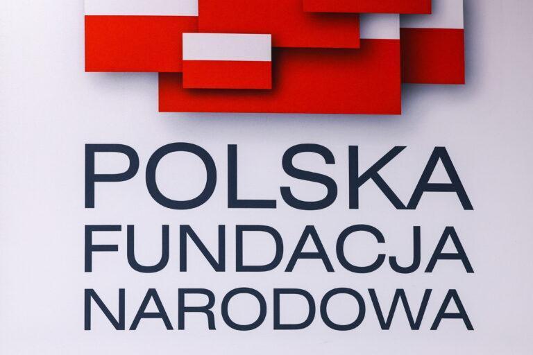 Logo Polskiej Fundacji Narodowej w Warszawie