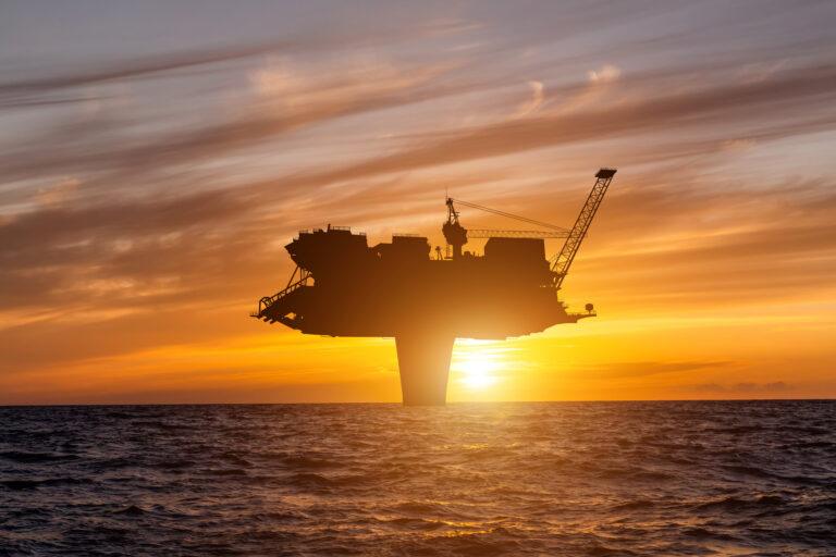 Na zdjęciu ilustracyjnym platforma wiertnicza na morzu