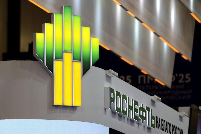 Na zdjęciu logo Rosnieftu