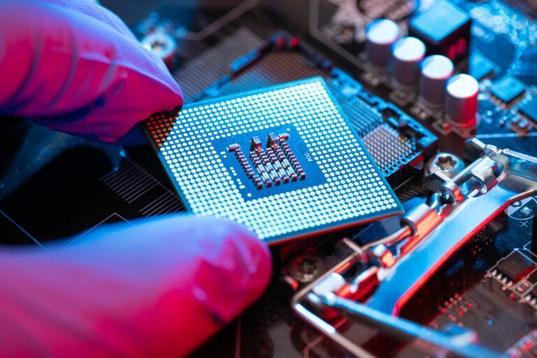 Na zdjęciu ilustracyjnym zbliżenie na gniazdo procesora na płycie głównej komputera