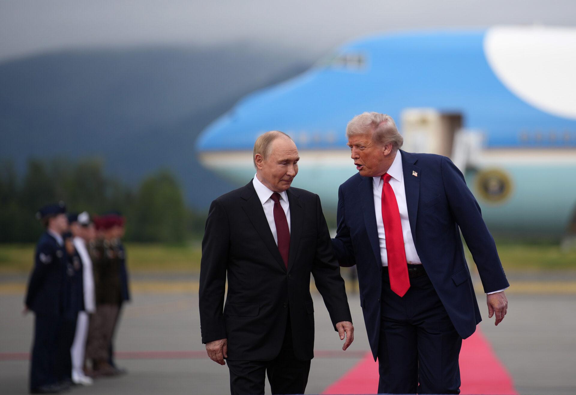 Na zdjęciu prezydent USA Donald Trump (z prawej) i rosyjski dyktator Władimir Putin w Anchorage na Alasce