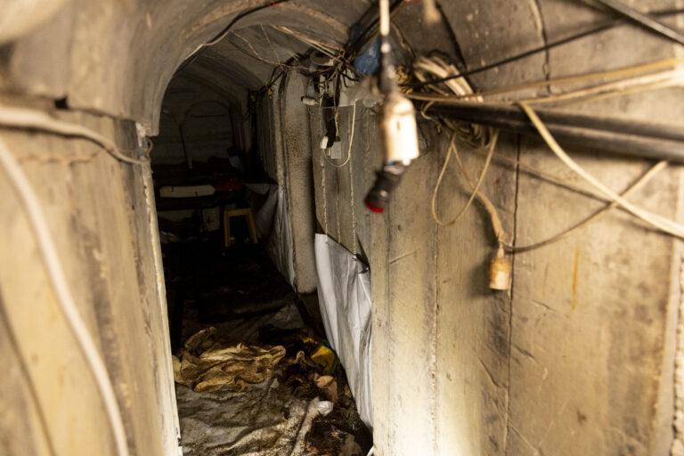 Na zdjęciu jeden z przejętych przez Siły Obrony Izraela tuneli, gdzie miało znajdować się centrum dowodzenia Hamasu, zlokalizowane pod ufundowanym przez UE Szpitalem Europejskim