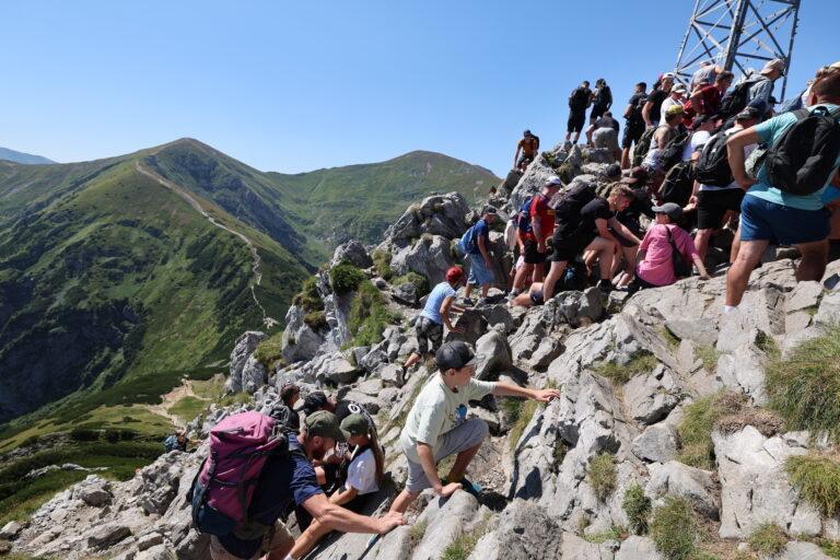 Na zdjęciu z 13 sierpnia turyści w drodze na Giewont