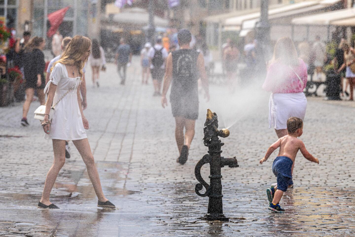 Na zdjęciu z lipca 2024 r. upalny dzień w centrum Wrocławia