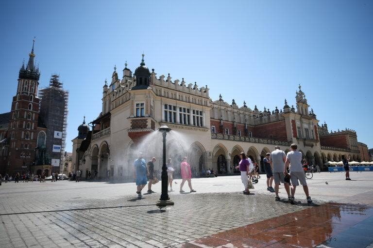 Na zdjęciu z lipca 2025 r. kurtyna wodna na Rynku Głównym w upalny dzień w Krakowie