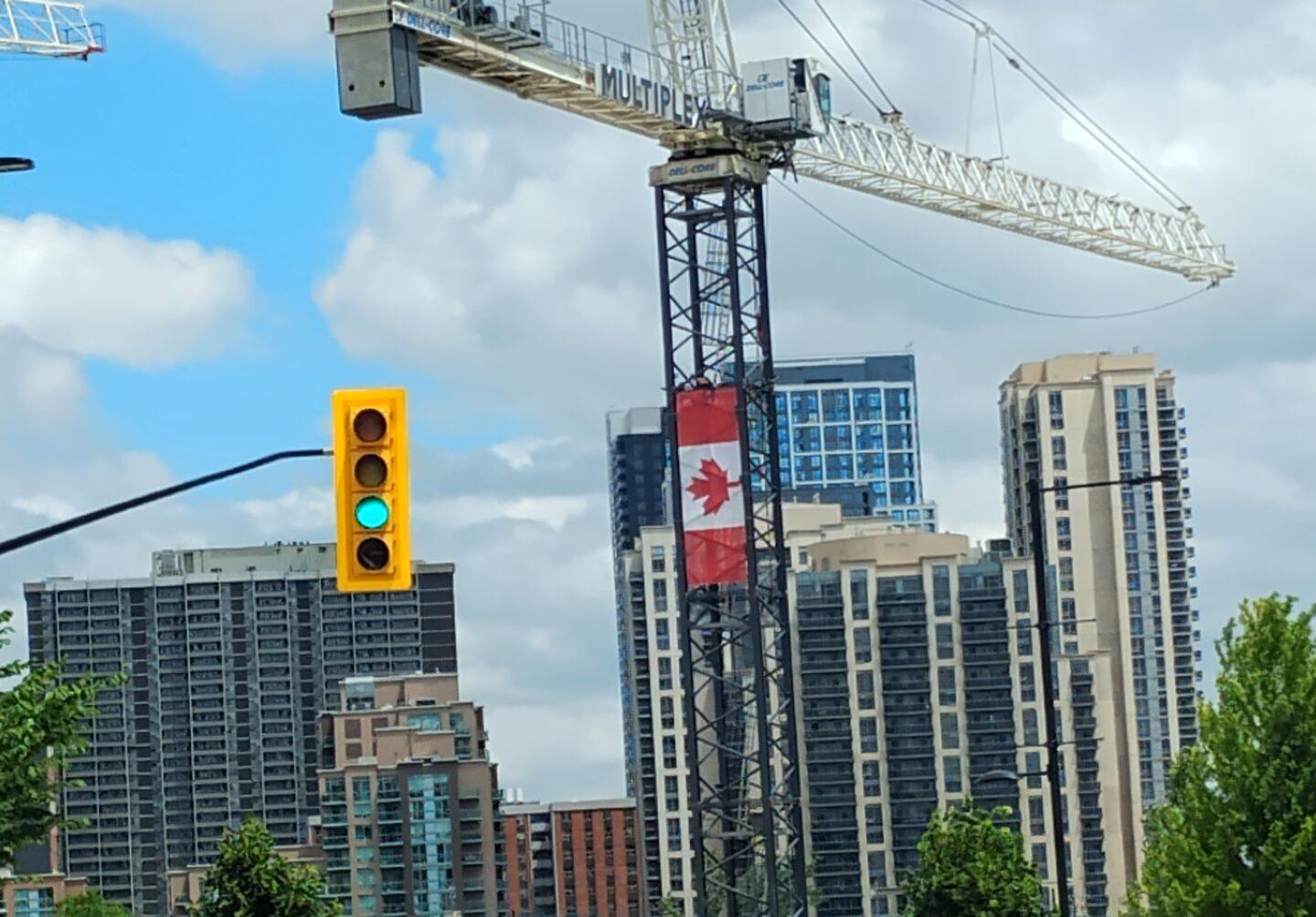 Zamiast cegły – drewno i gotowe ściany. W Kanadzie coraz więcej mówi się o domach prefabrykowanych jako sposobie na tanie, szybkie i ekologiczne budownictwo