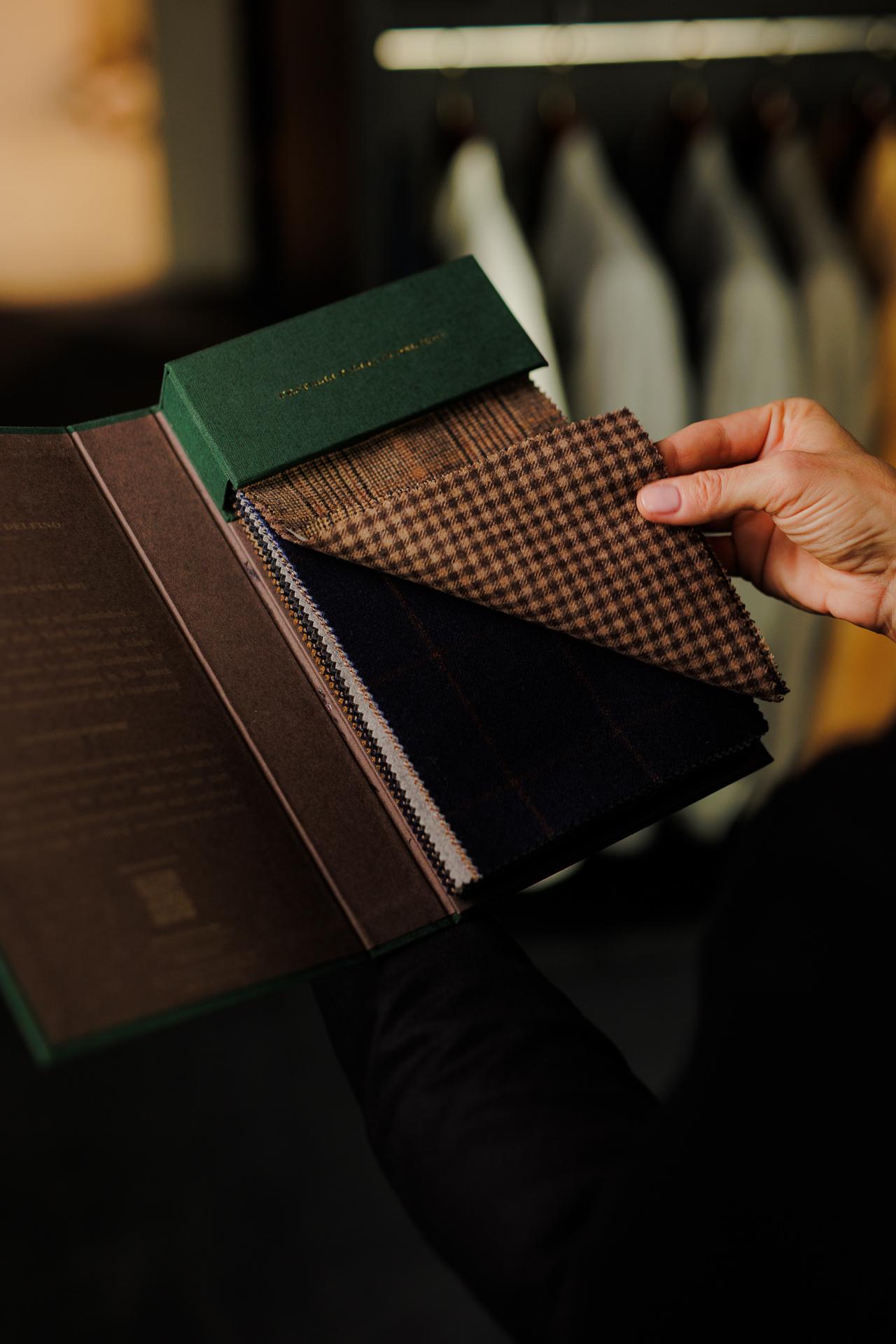 próbnik z tkaninami do szycia na miarę