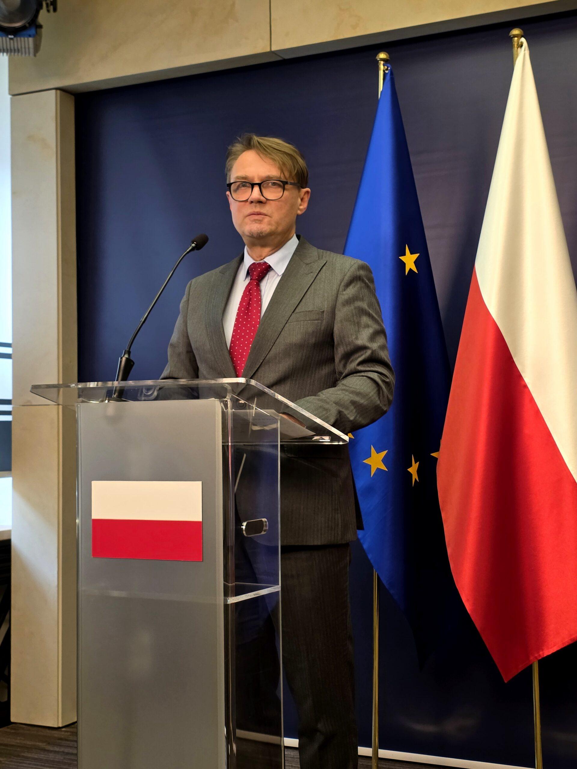 Rzecznik MSZ Paweł Wroński stoi za mównicą podczas briefingu prasowego