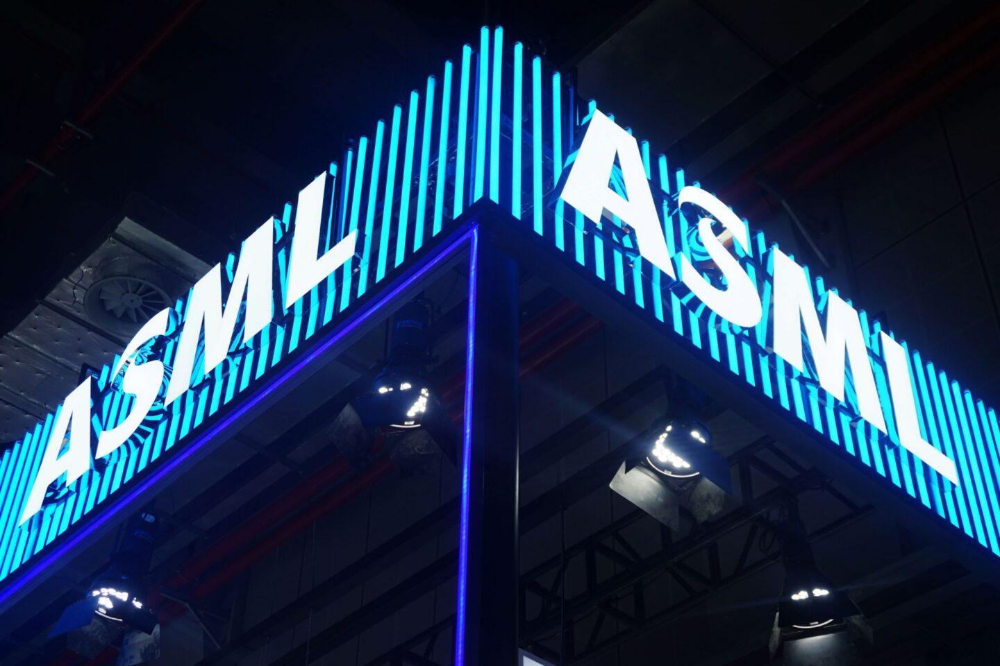 Zdjęcie przedstawia neon z logo firmy ASML