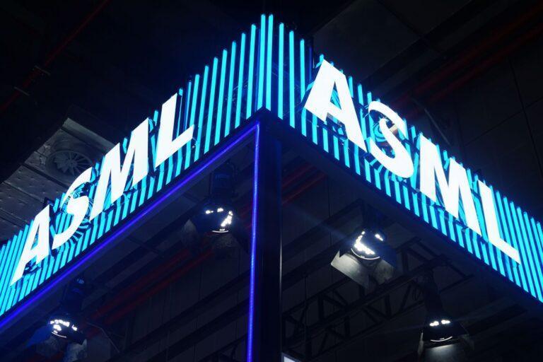 Zdjęcie przedstawia neon z logo firmy ASML