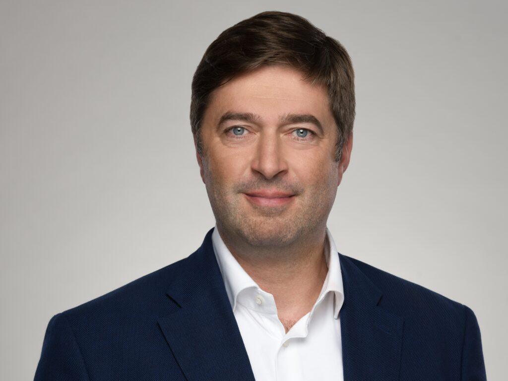 Andrzej Wasilewski, prezes MAK Ubezpieczenia, zapewnia, że po 30 latach zdobywania doświadczeń, firma jest gotowa uczestniczyć w niemal każdej inwestycji. Liczy, że na jej korzyść będzie działać deklaracja rządu o polskim komponencie w inwestycjach. Fot. mat. prasowe MAK.