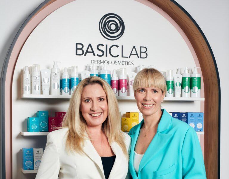 Joanna Zgajewska i Anita Zacharska, założycielki kosmetycznej marki BasicLab Dermocosmetics rzucają wyzwanie trendowi k-beauty. - Trend „pielęgnacja z Azji” sprawia, że kosmetyki z egzotycznych rynków są mocno eksponowane na półkach. Łatwo zapomina się o atutach, jakie prezentują polskie kosmetyki, które muszą spełniać bardzo surowe kryteria jakościowe - zapewniają/fot. materiały prasowe BasicLab