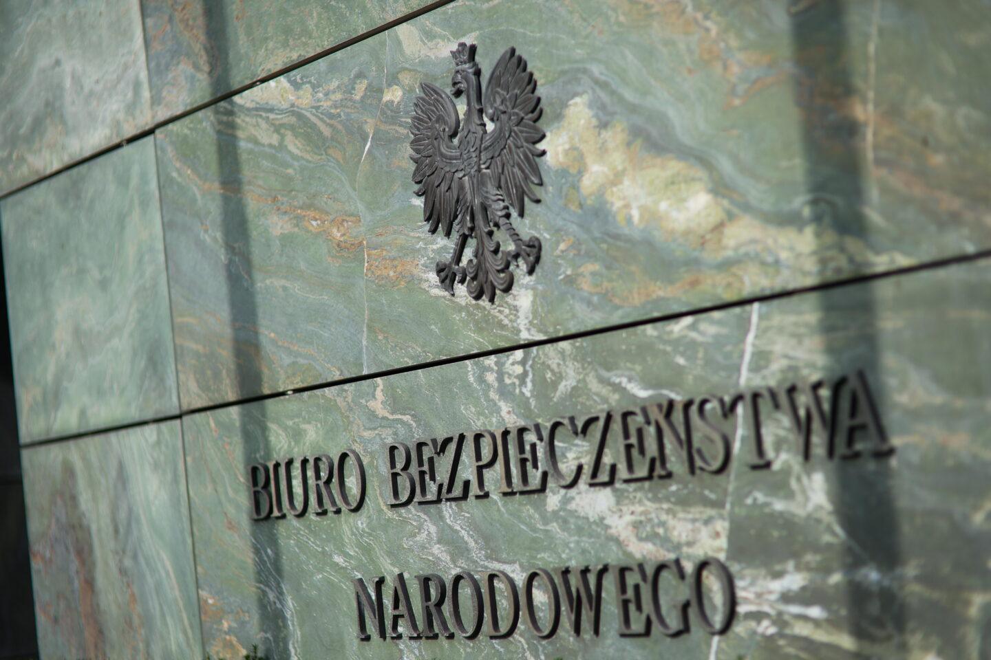 Tabliczka z nazwą Biuro Bezpieczeństwa Narodowego