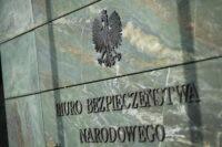 Na zdjęciu tabliczka z nazwą Biuro Bezpieczeństwa Narodowego