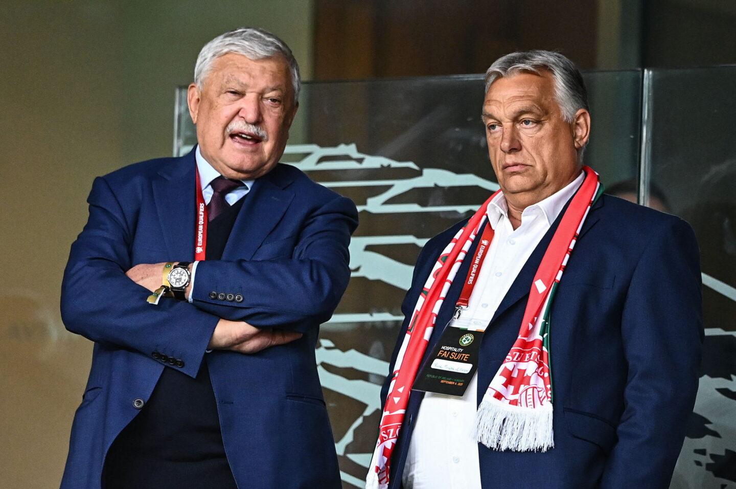 Viktor Orbán (z prawej), premier Węgier i od lat najpotężniejszy człowiek w kraju oraz jego przyjaciel Sándor Csányi, numer dwa na liście najbogatszych Węgrów i wiceliderem innej listy – najbardziej wpływowych osób na Węgrzech. (fot. Ben McShane/Sportsfile)