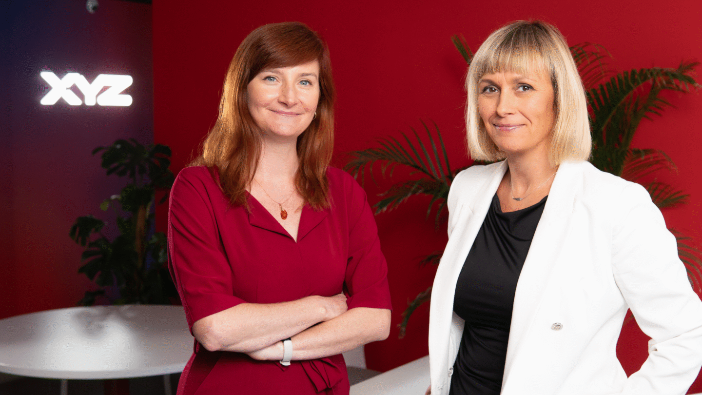 Anna Sapota, wiceprezeska ds. public affairs dla Europy Północno-Wschodniej w grupie Tomra oraz Katarzyna Błachowicz, wiceprezeska zarządu Klastra Gospodarki Cyrkularnej i Recyklingu. Fot. Jakub Kuźmiński/XYZ.