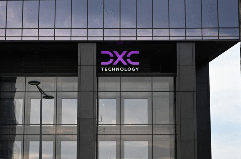 Zdjęcie przedstawia logo firmy DXC na budynku