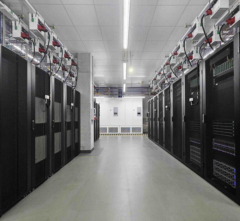 Na zdjęciu superkomputer AI F.I.N. uruchomiony przez Beyond.pl
