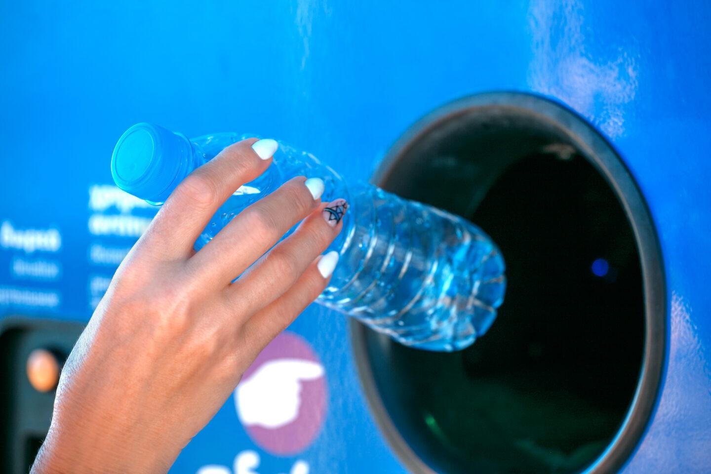 Od października startuje system kaucyjny opakowań na napoje. Oznacza to, że dopiero od października (nie wcześniej) w sklepach zaczną pojawiać się napoje w opakowaniach oznaczonych znakiem kaucji./fot. gettyimages