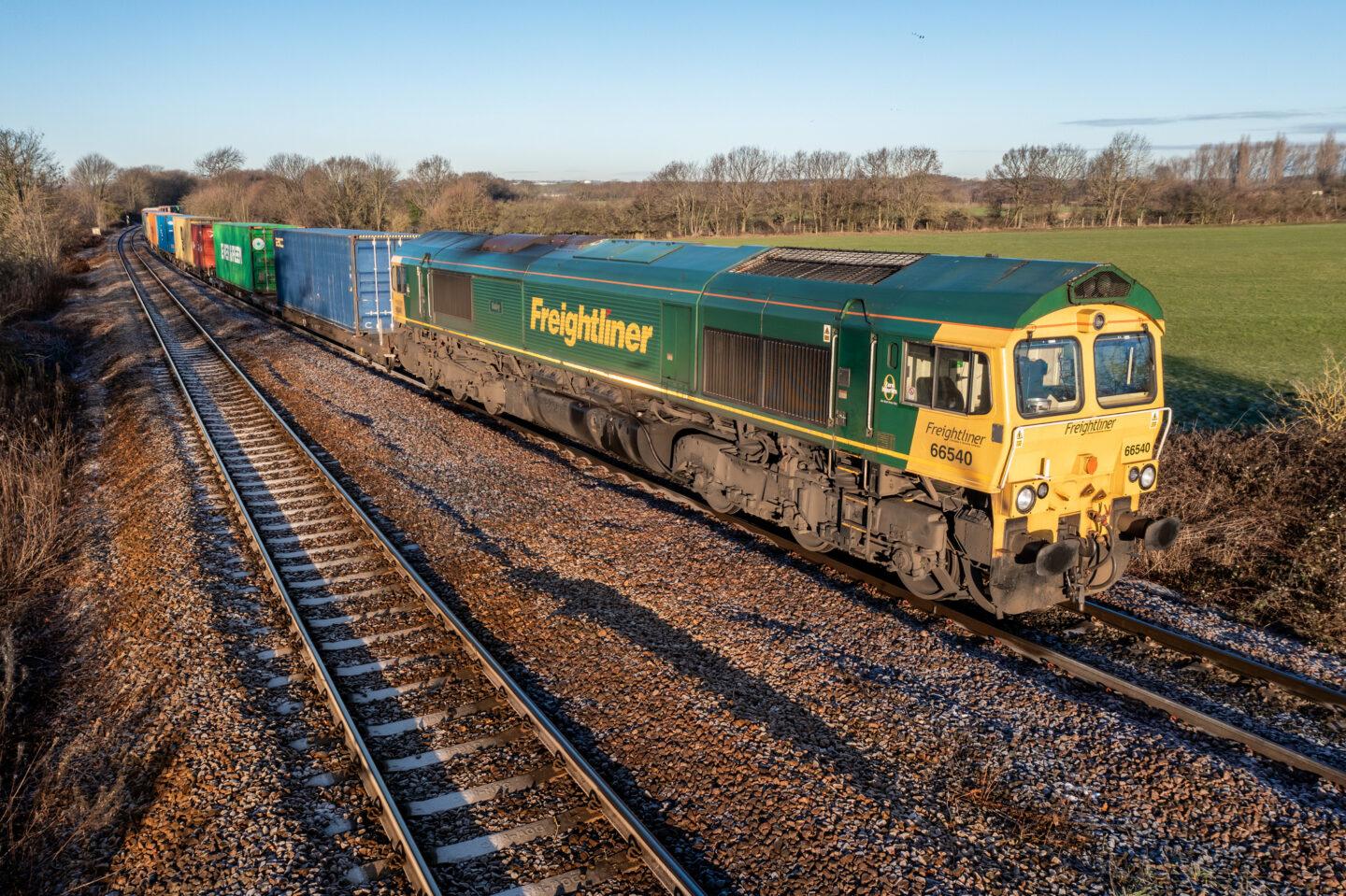 Na zdjęciu pociąg towarowy pod szyldem Freightliner UK.