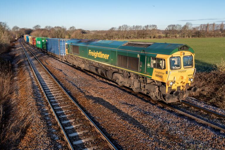 Na zdjęciu pociąg towarowy pod szyldem Freightliner UK.