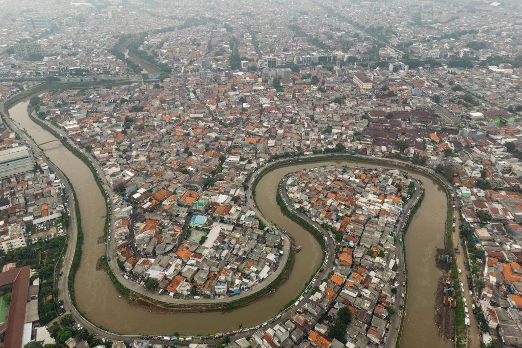 Zdjęcie lonicze miasta w zakolach rzeki