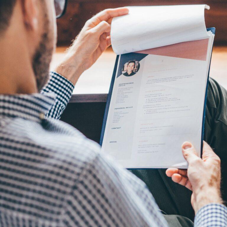 AI nową barierą wejścia na rynek dla juniorów. „To tak powszechna kompetencja jak znajomość angielskiego”