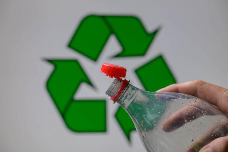 1 października 2025 r. w Polsce rusza system kaucyjny. Będzie on obejmował sklepy o powierzchni powyżej 200 m kw. Mają one być zobowiązane do odbierania pustych opakowań po napojach i zwracania kaucji klientom. Obecnie z podobnych rozwiązań korzysta już ponad 180 mln Europejczyków w 16 krajach. Polska stanie się siedemnastym państwem UE i jednocześnie drugim co do wielkości krajem po Niemczech, który wprowadzi tzw. „kaucję”./ fot. gettyimages