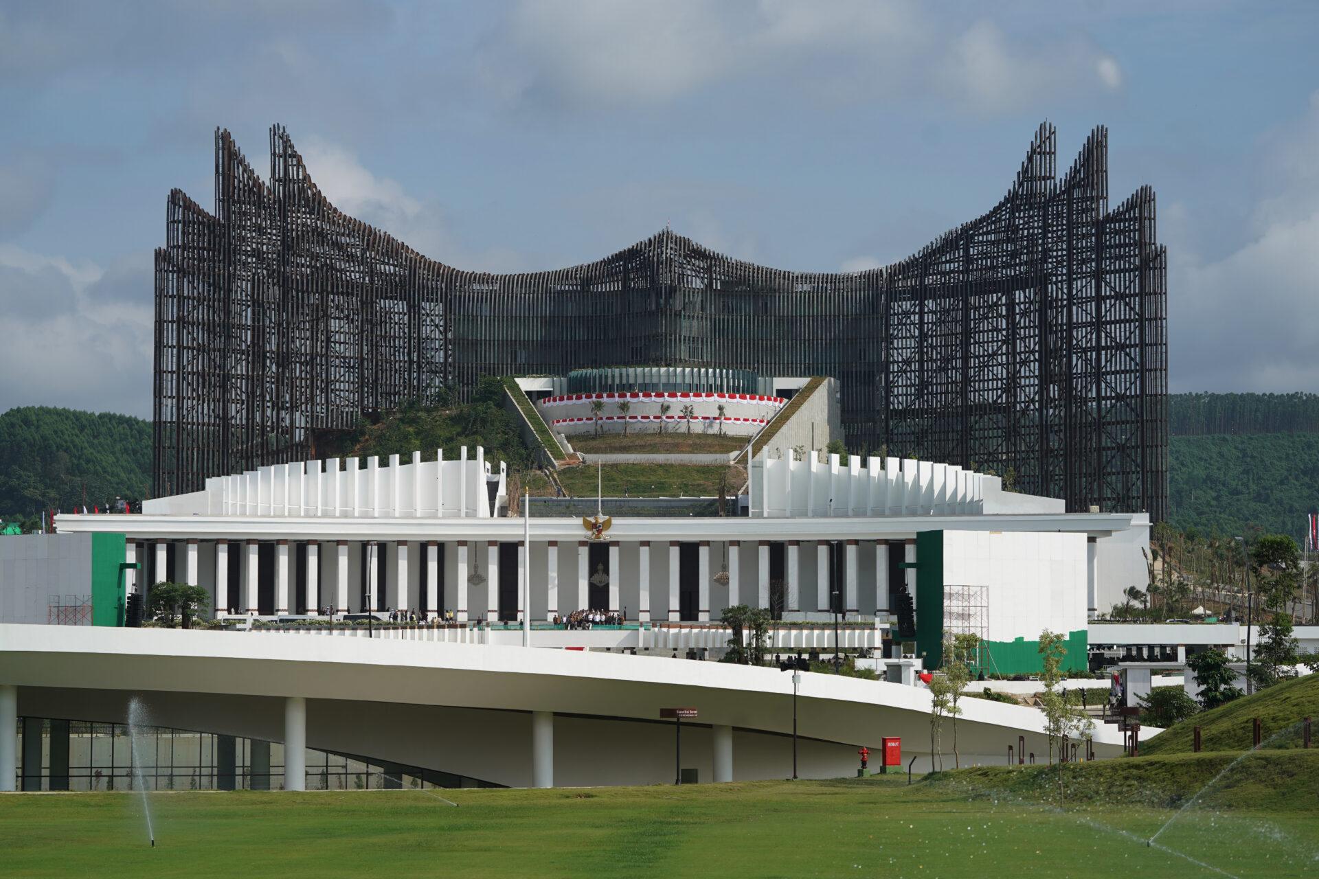 Nieukończony budynek na tle lasu