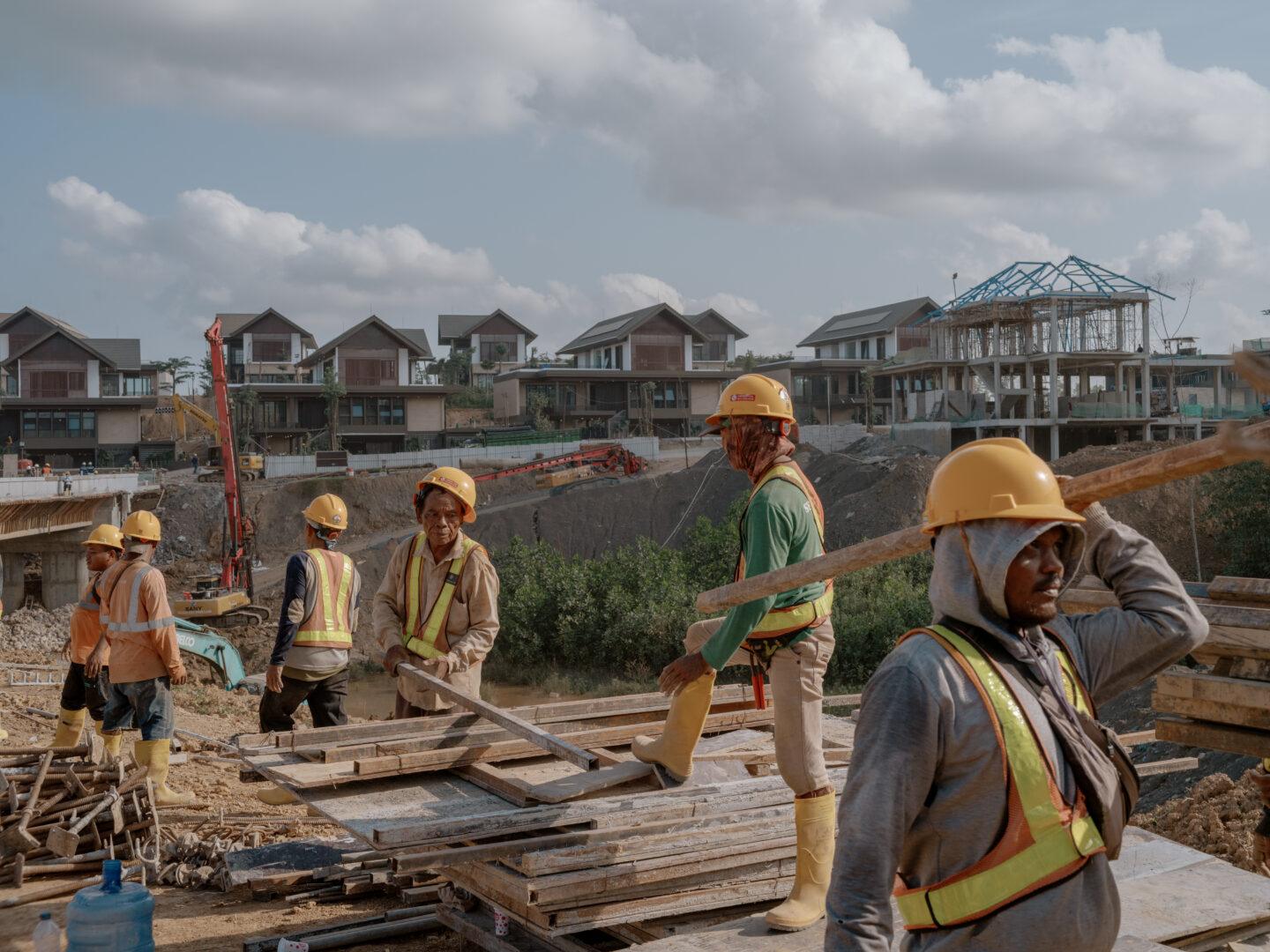 Robotnicy w kaskach na placu budowy
