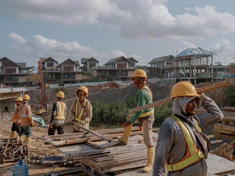 Robotnicy w kaskach na placu budowy