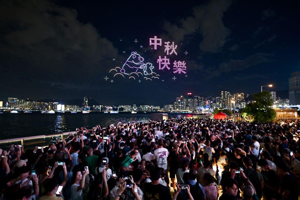 Tłum robi zdjęcia podczas pokazu świetlnego