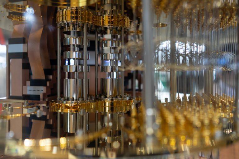 Komputery kwantowe fizycznie nie przypominają zwykłego sprzętu. Ich możliwości do wykonywania skomplikowanych zadań są nieporównywalnie większe, od znanych nam superkomputerów. Wyścig o rozwój technologii trwa