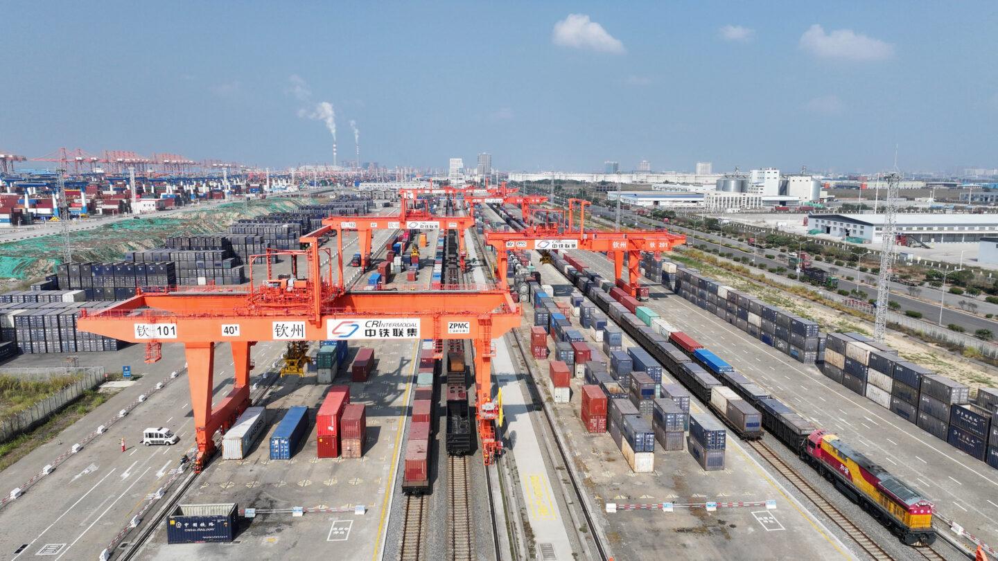 Chiny stały się jednym z głównych graczy światowej polityki i gospodarki. Tymczasem Polska wciąż nie ma spójnej strategii wobec Pekinu, choć skutki tej bierności widać już w handlu i dyplomacji.