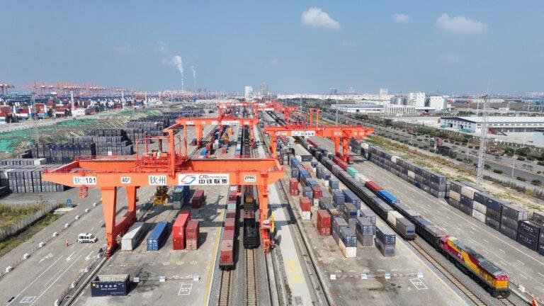 Chiny stały się jednym z głównych graczy światowej polityki i gospodarki. Tymczasem Polska wciąż nie ma spójnej strategii wobec Pekinu, choć skutki tej bierności widać już w handlu i dyplomacji.