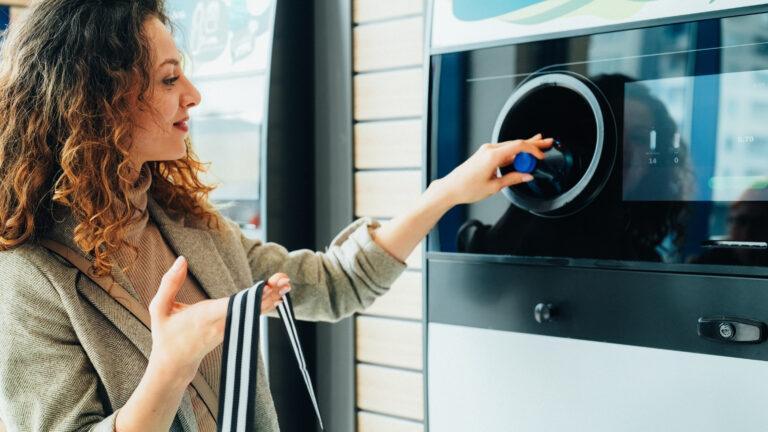 W Polsce zaczyna obowiązywać system kaucyjny. Jego głównym celem jest ograniczenie negatywnego wpływu odpadów opakowaniowych na środowisko./fot. gettyimages