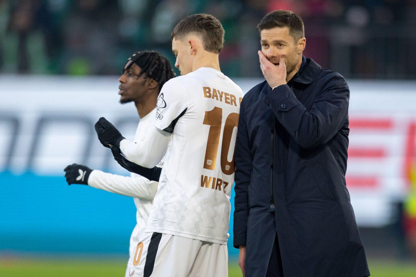 Trener Xabi Alonso i do niedawna dwie gwiazdy Bayeru Leveerkusen - Florian Wirtz oraz Jeremie Frimpong. Dziś żaden z nich nie reprezentuje już barw niemieckiego klubu.