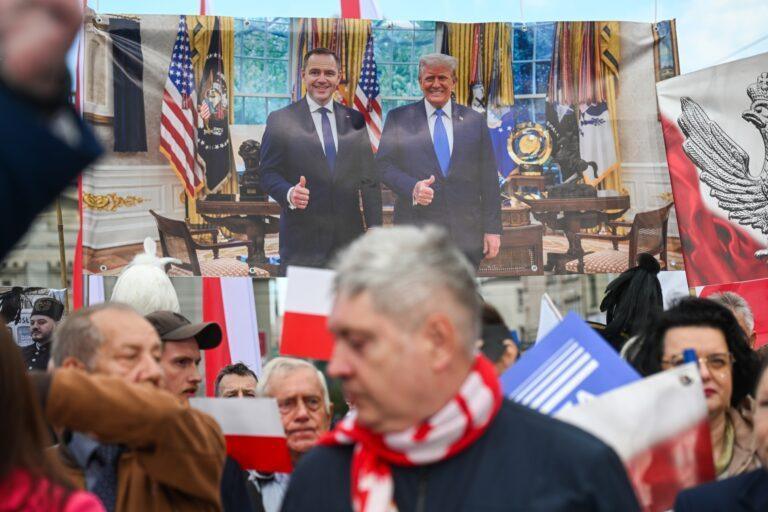 Grupa ludzi na wiecu trzyma transparent ze zdjęciem Karola Nawrockiego i Donalda Trumpa w Białym Domu