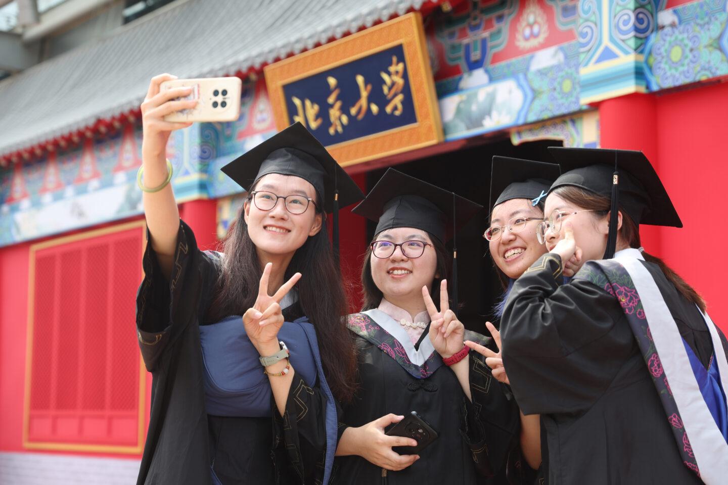 Grupa studentek w togach pozuje do selfie