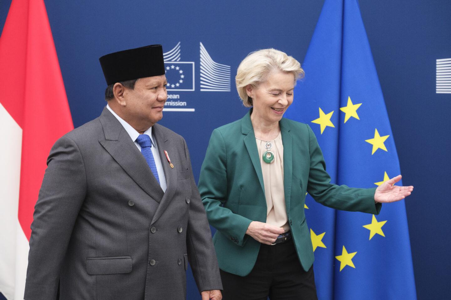 Prezydent Indonezji i przewodnicząca Komisji Europejskiej na tle flag UE i Indonezji