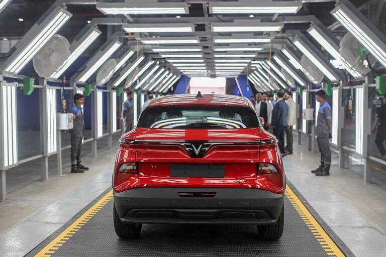 Samochód marki VinFast w hali fabrycznej