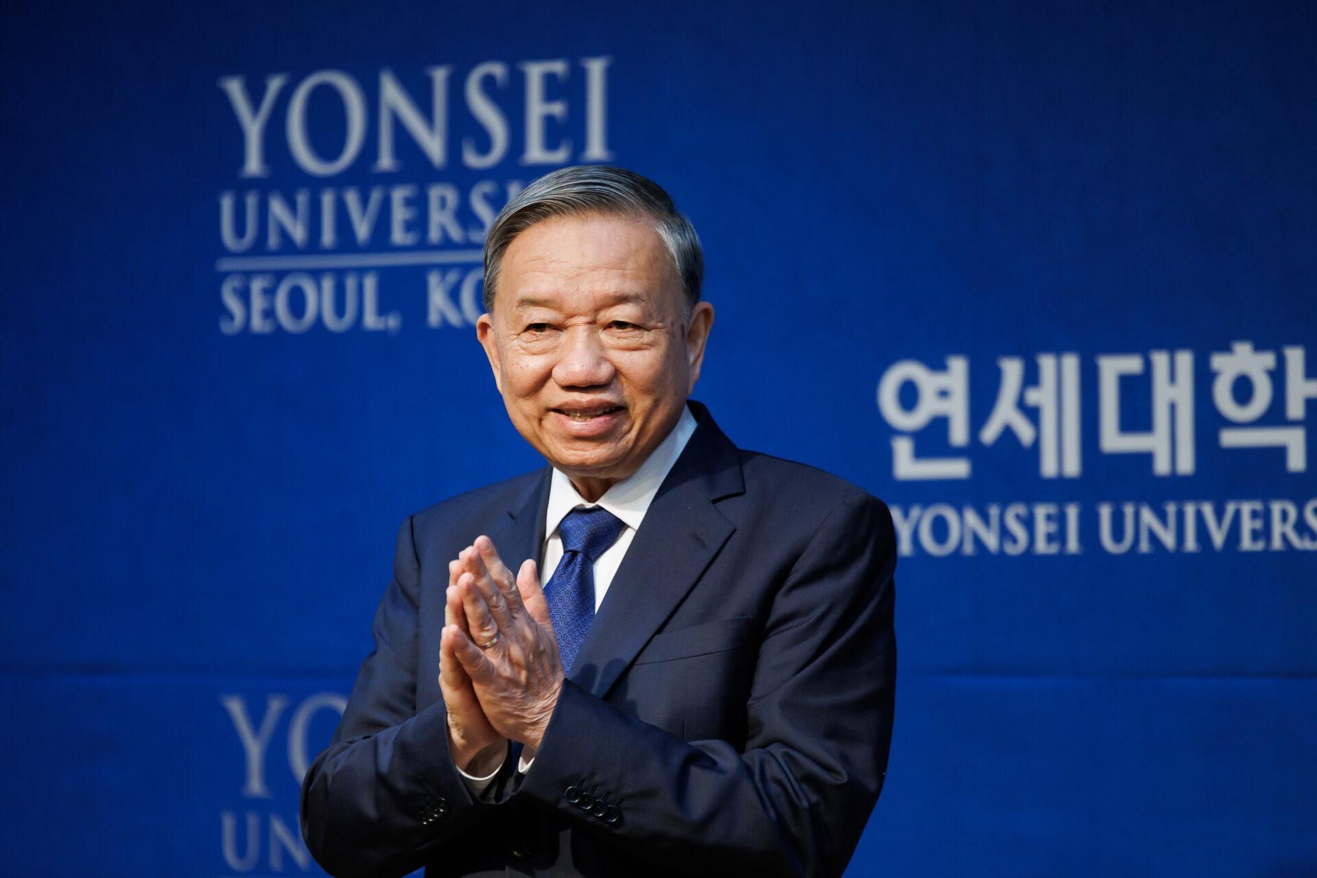 Wietnamski przywódca To Lam podczas wykładu w Seulu