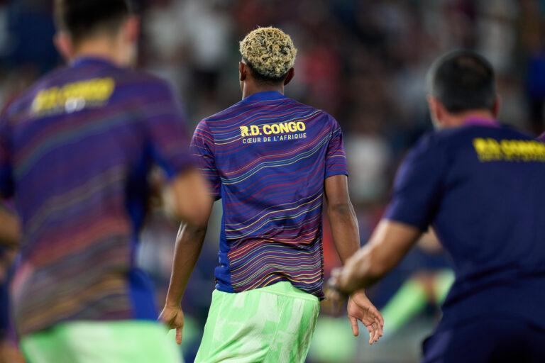 Lamine Yamal, gwiazda FC Barcelony, na rozgrzewce przed ligowym meczem z Levante. Na koszulce Hiszpan ma wyeksponowane hasło związane z umową katalońskiego giganta z Demokratyczną Republiką Konga.