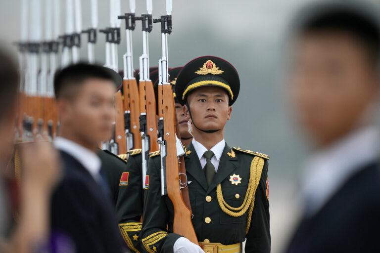Chińscy żołnierze z karabinami w galowych mundurach