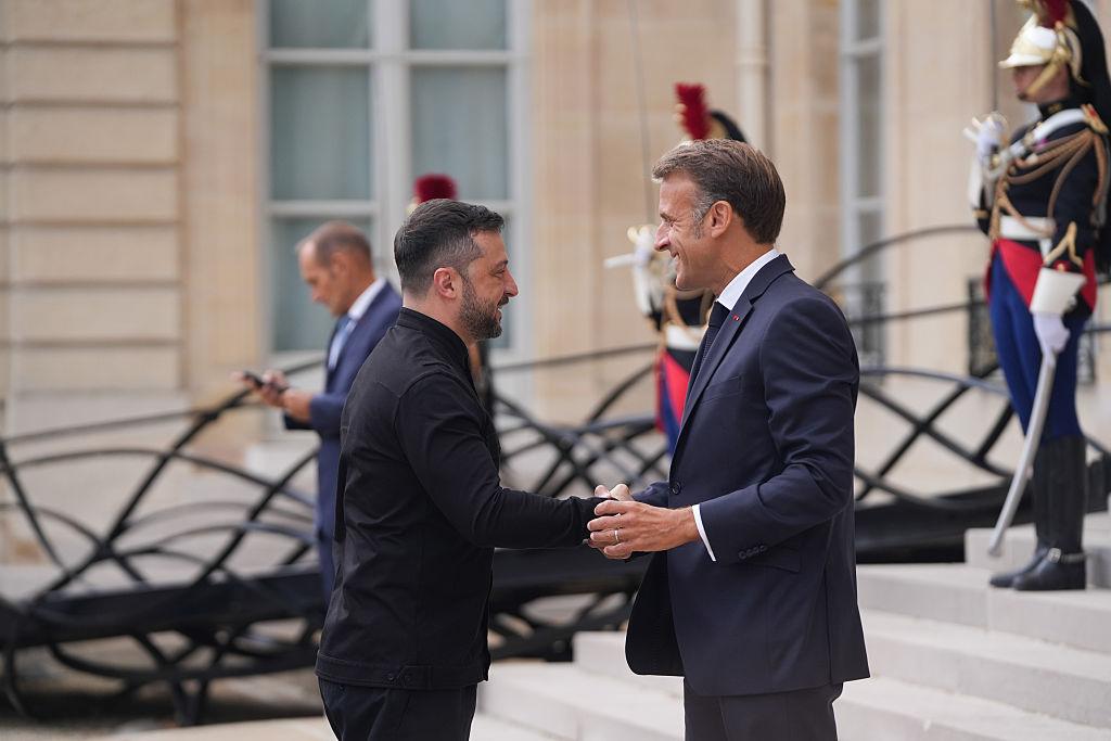 Prezydent Francji Emmanuel Macron wita prezydenta Ukrainy Wołodymyra Zełenskiego w trakcie jednej z ostatnich wizyt.