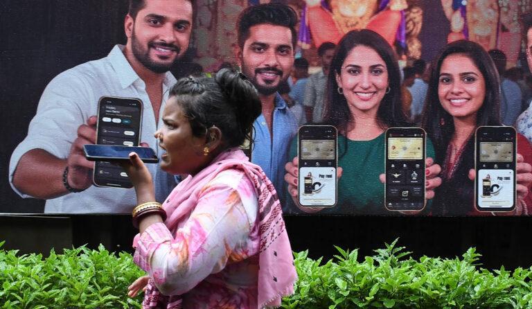 Kobieta w sari rozmawia przez telefon