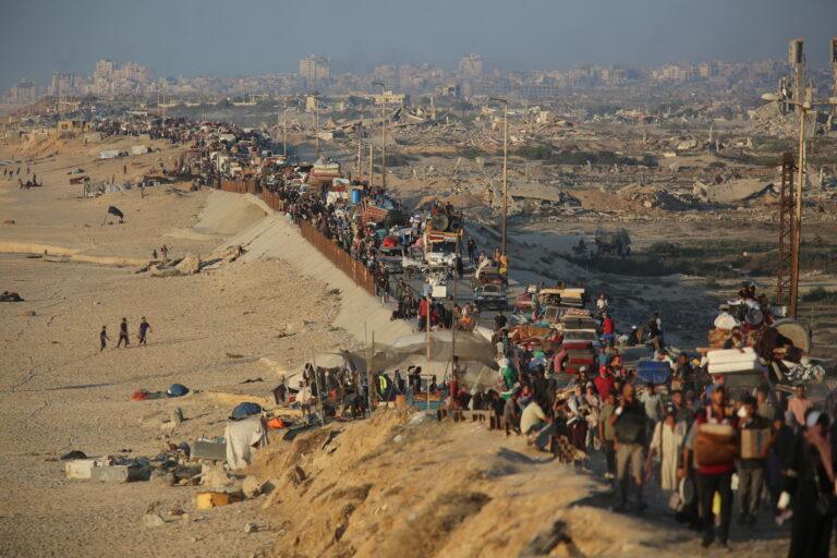 Palestyńczycy uciekający z Gazy, która jest otoczona przez armię Izraela