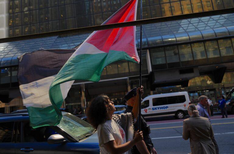 Kobieta z flagą Palestyny