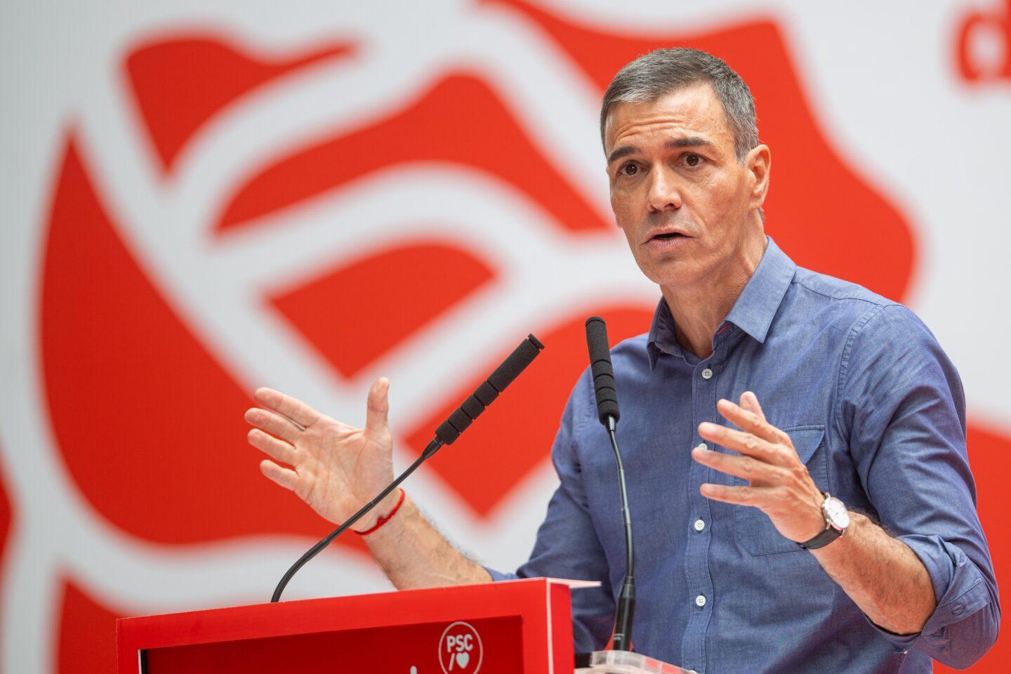 Premier Pedro Sánchez przemawia podczas „Fiesta de la Rosa” organizowanej przez PSC, 21 września 2025 r.